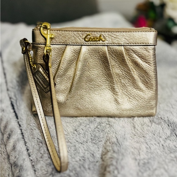 Vintage Coach Metallic Gold Wristlet in beautiful condition - Picture 1 of 6